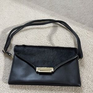 🗄️ Inzi black  bag w removable strap and fur detail